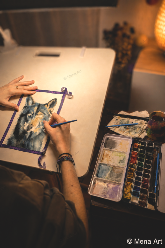 Mena, artiste aquarelliste, à son atelier